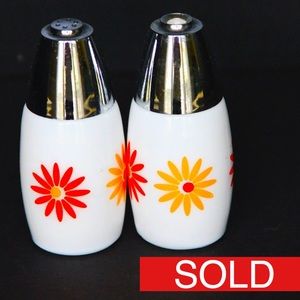 Vintage Salt & Pepper Shakers Set DAISY Milk Glass